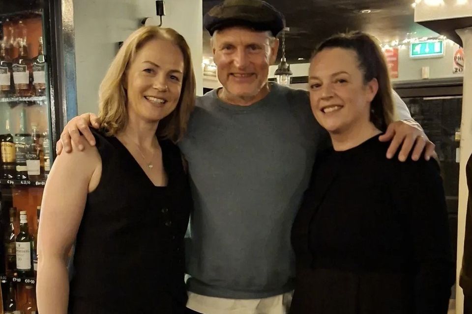Acting legend Woody Harrelson with musicians Suzanne Gaine (left) and Tracy O'Grady (right) in PF McCarthy's bar in Kenmare on Sunday night.
